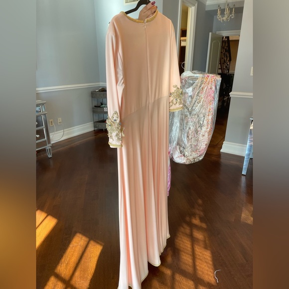 Dresses - Picture 2 of 6